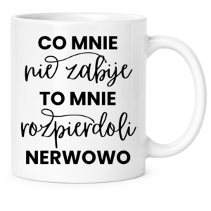 Kubek biały standard śmieszny na prezent ”CO MNIE NIE ZABIJE”